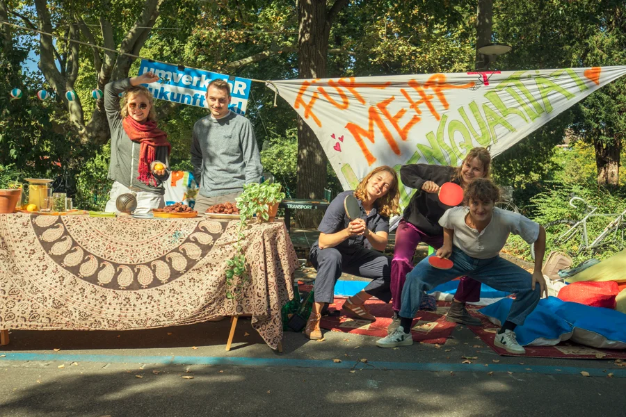 Ping Pong und Pizza statt Parkplatz von Luzia und Freunden in Basel am PARK(ing) Day 2019 Ping Pong und Pizza statt Parkplatz von Luzia und Freunden in Basel am PARK(ing) Day 2019