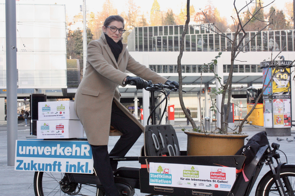 Franziska Ryser, Nationalrätin Grüne und Co-Präsidentin umverkehR reicht die Stadtklima-Initiativen in St. Gallen ein