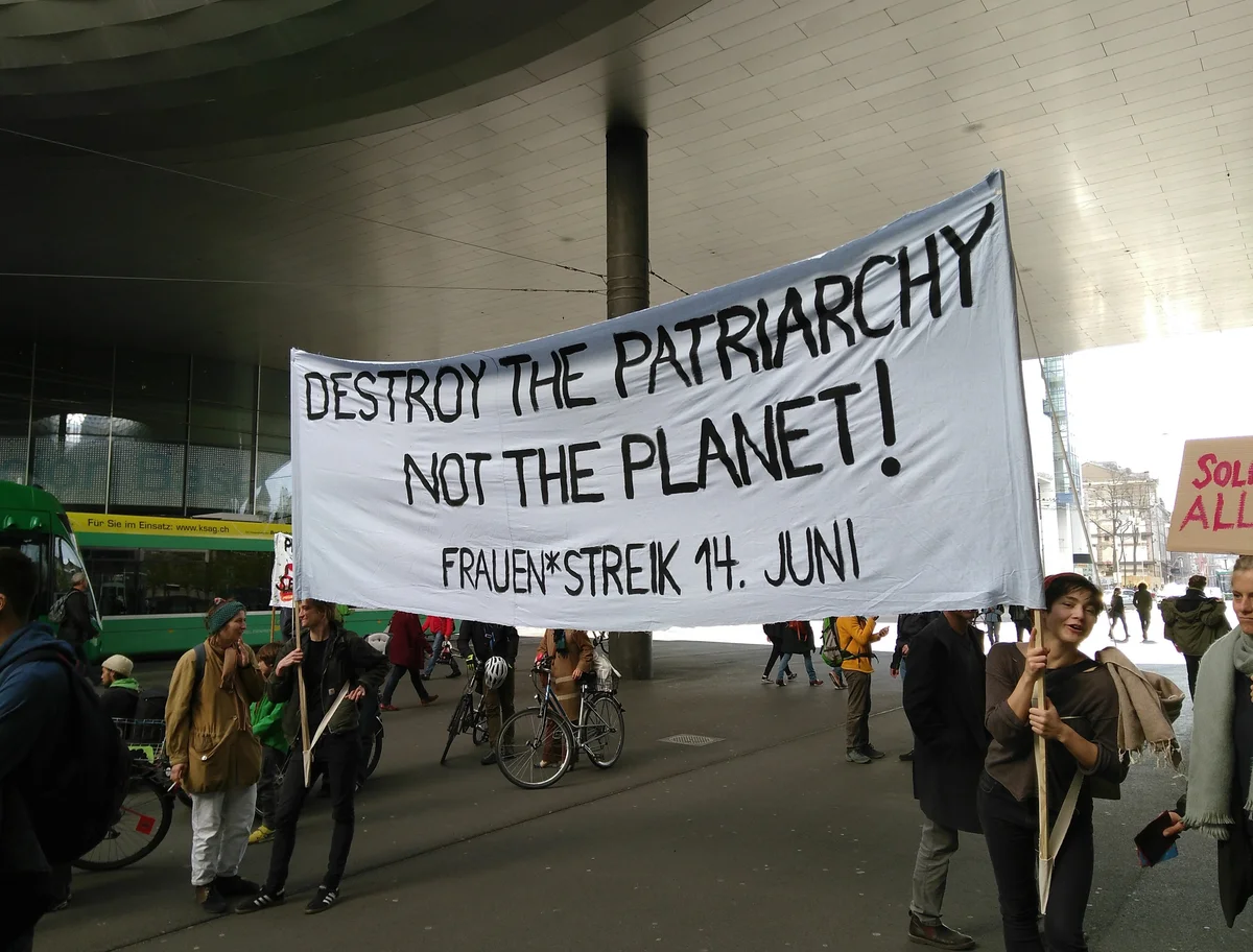 Transparent des feministischen Streik-Kollektivs Basel am Klimastreik im April 2019