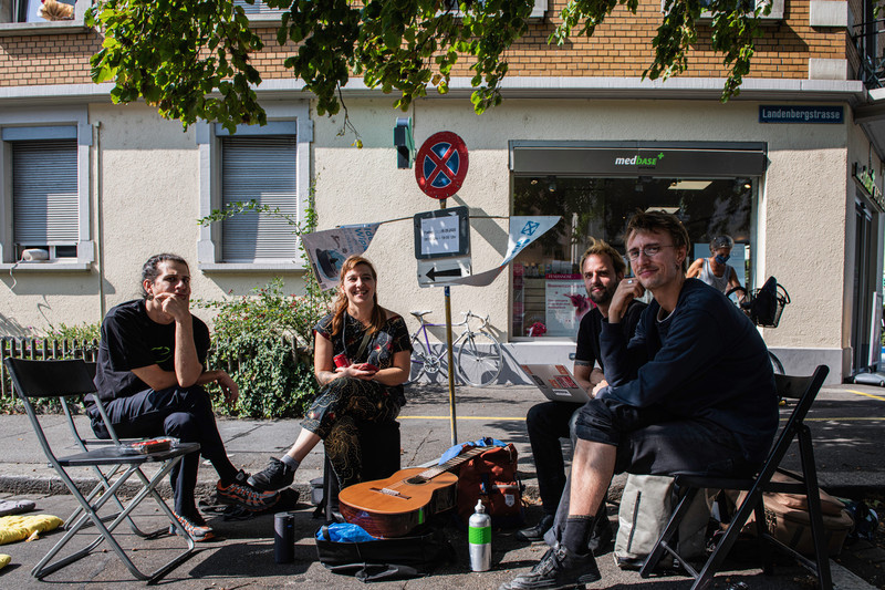 Im Outdoor- Wohnzimmer  Kaffee und Tee trinken und über die Zukunft des Quartiers diskutieren an der Lendenbergstrasse von Anton