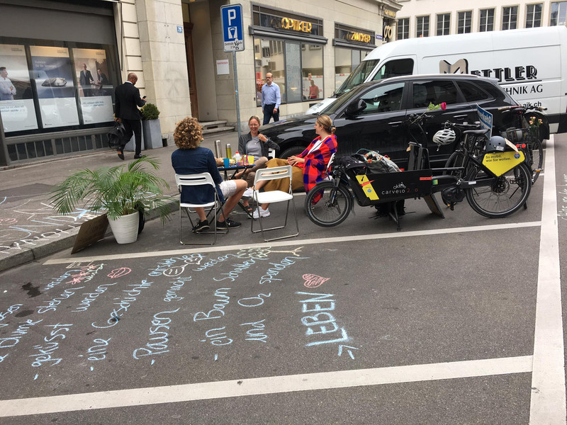 Gemütliches Zusammensein mit statt Parkplatz - mit Elias und Annabelle im Sihlfeld in Zürich am PARK(ing) Day 2020