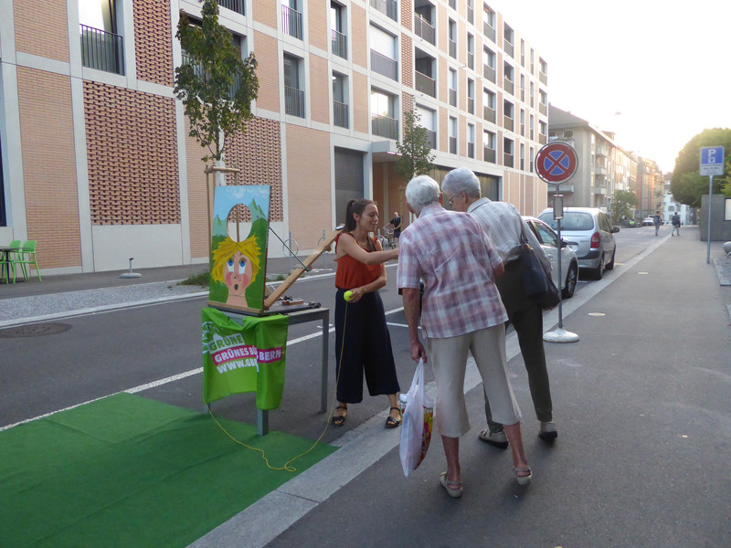 Spielwiese, jetzt! Das Grüne Bündnis ist bereit auf eine Runde Ping Pong und knall harte Fragen zum Klimaschutz in der Stadt Bern am PARK(ing) Day 2020 in Bern