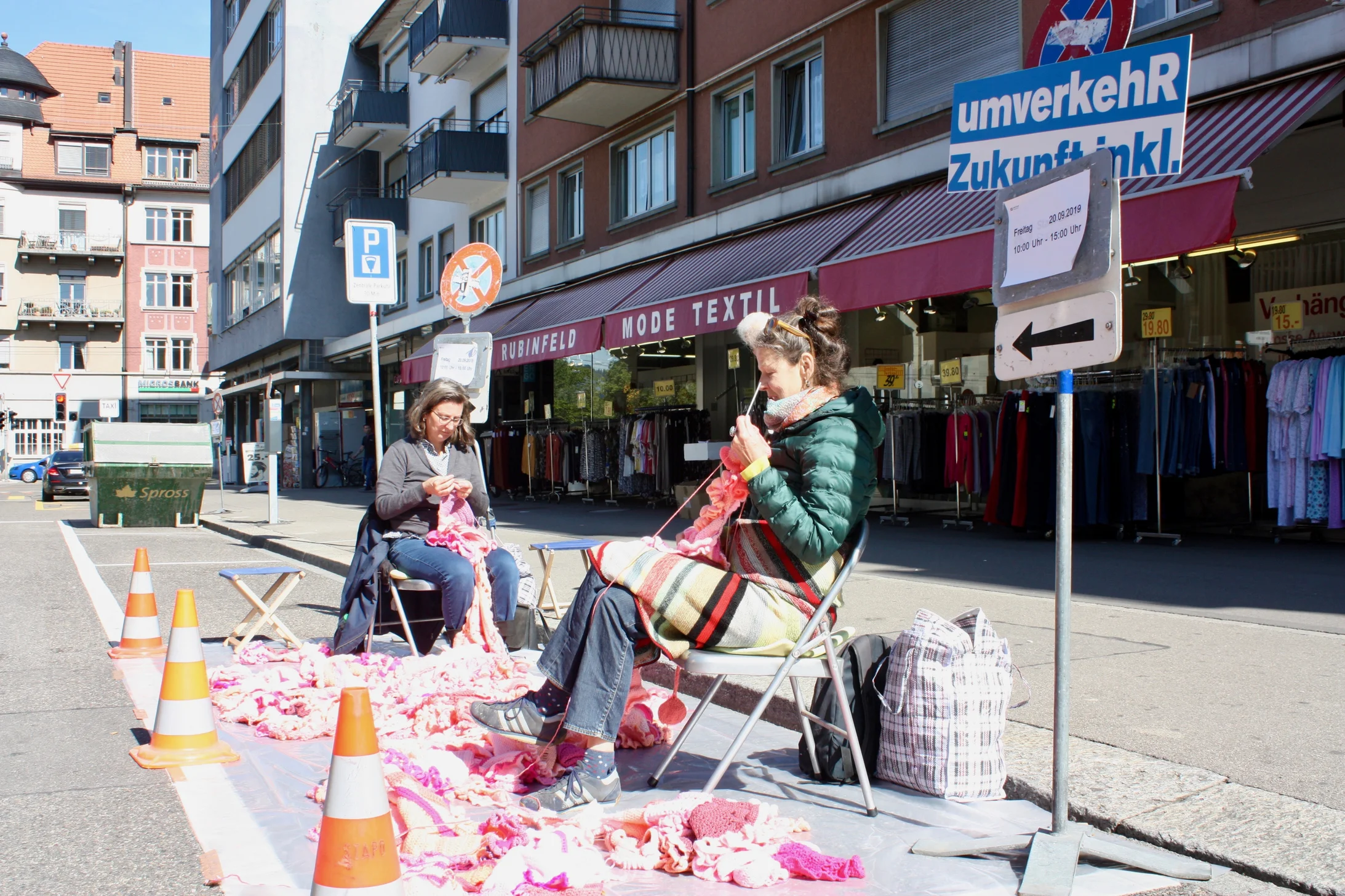 Häkelaktion von Regula, Meret und Gästen in Zürich am PARK(ing) Day 2019 Häkelaktion von Regula, Meret und Gästen in Zürich am PARK(ing) Day 2019