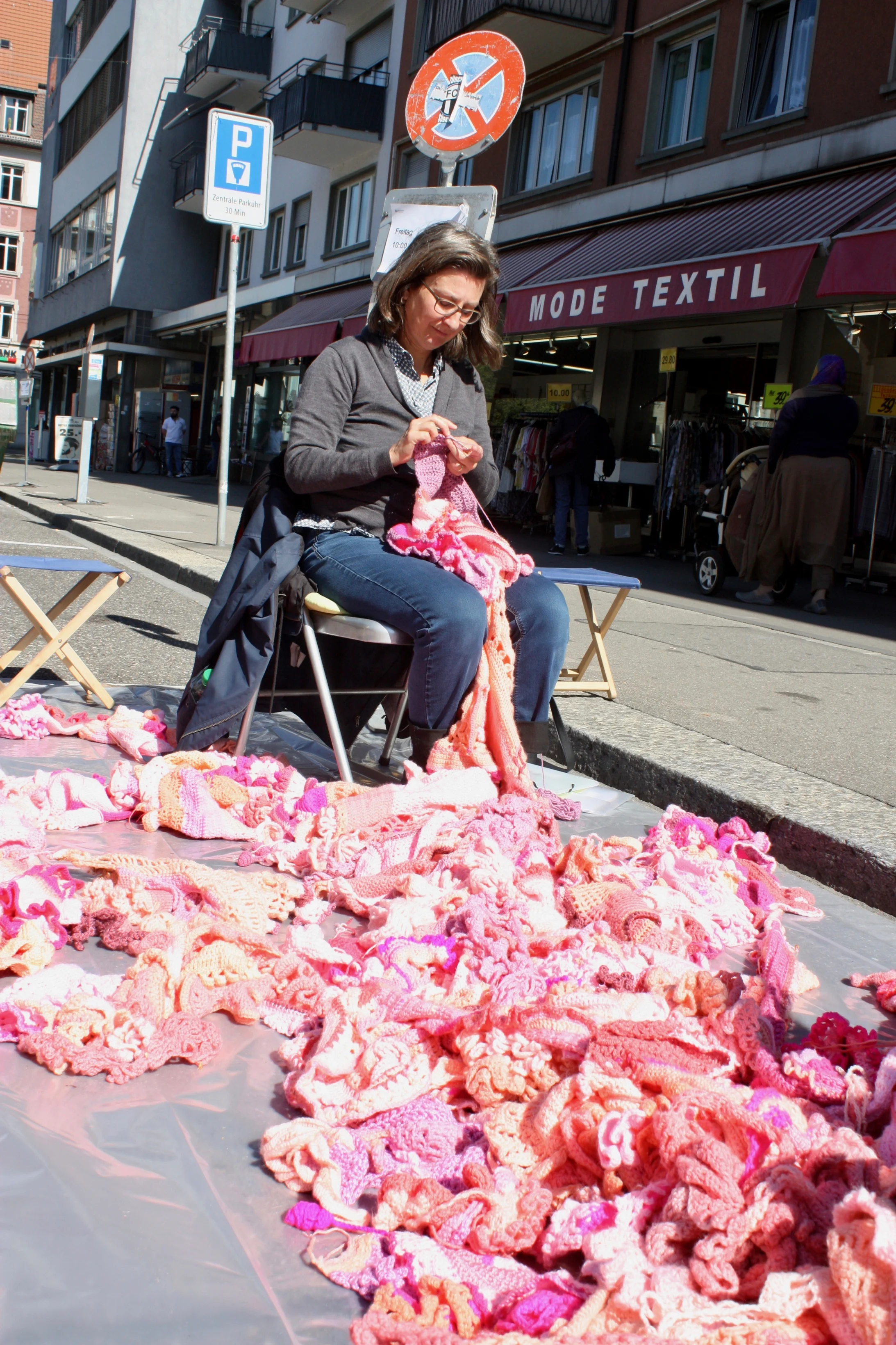 Häkelaktion von Regula, Meret und Gästen in Zürich am PARK(ing) Day 2019 Häkelaktion von Regula, Meret und Gästen in Zürich am PARK(ing) Day 2019