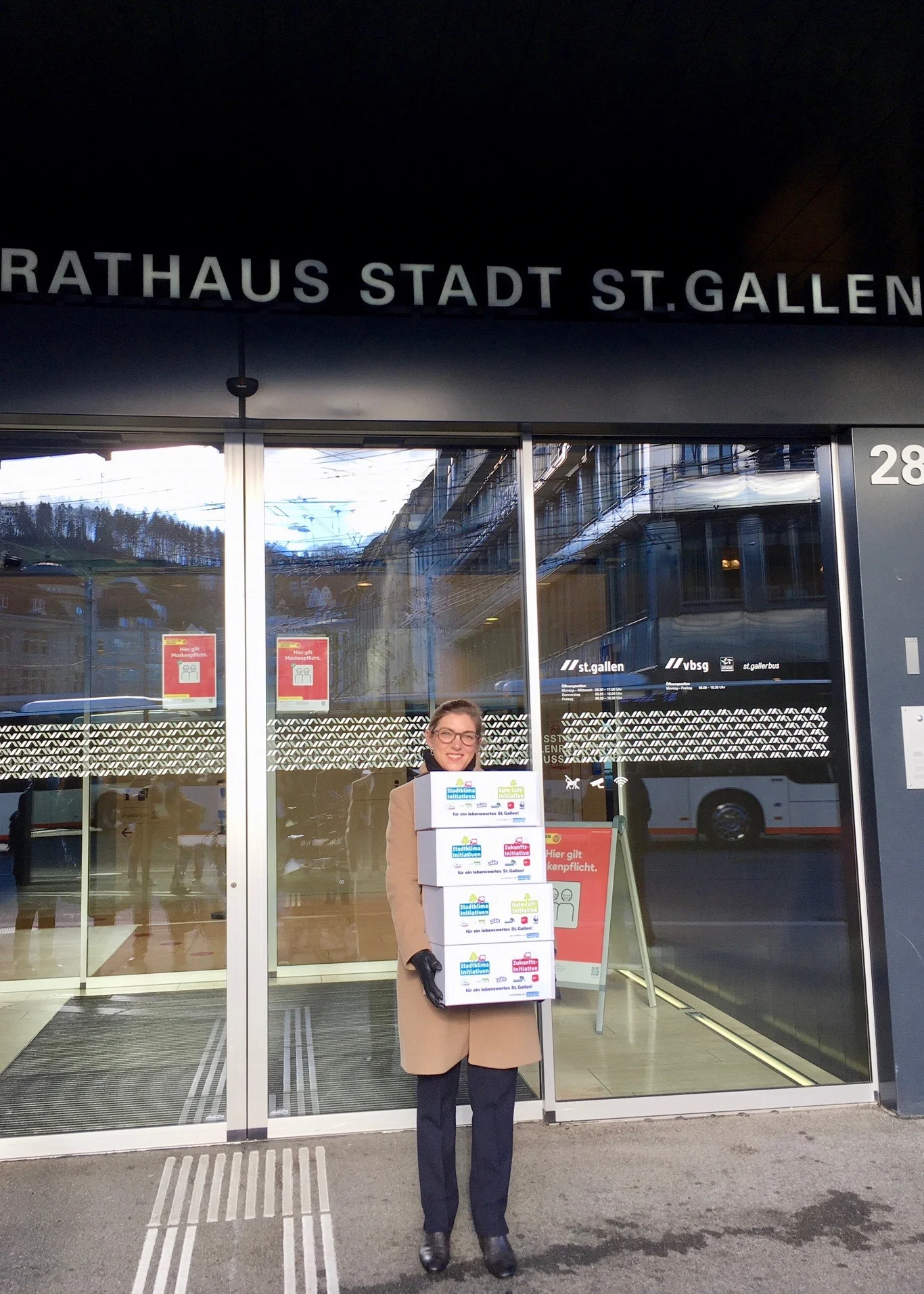 Franziska Ryser, Nationalrätin Grüne und Co-Präsidentin, umverkehR reicht die Stadtklima-Initiativen in St. Gallen ein Franziska Ryser, Nationalrätin Grüne und Co-Präsidentin, umverkehR reicht die Stadtklima-Initiativen in St. Gallen ein