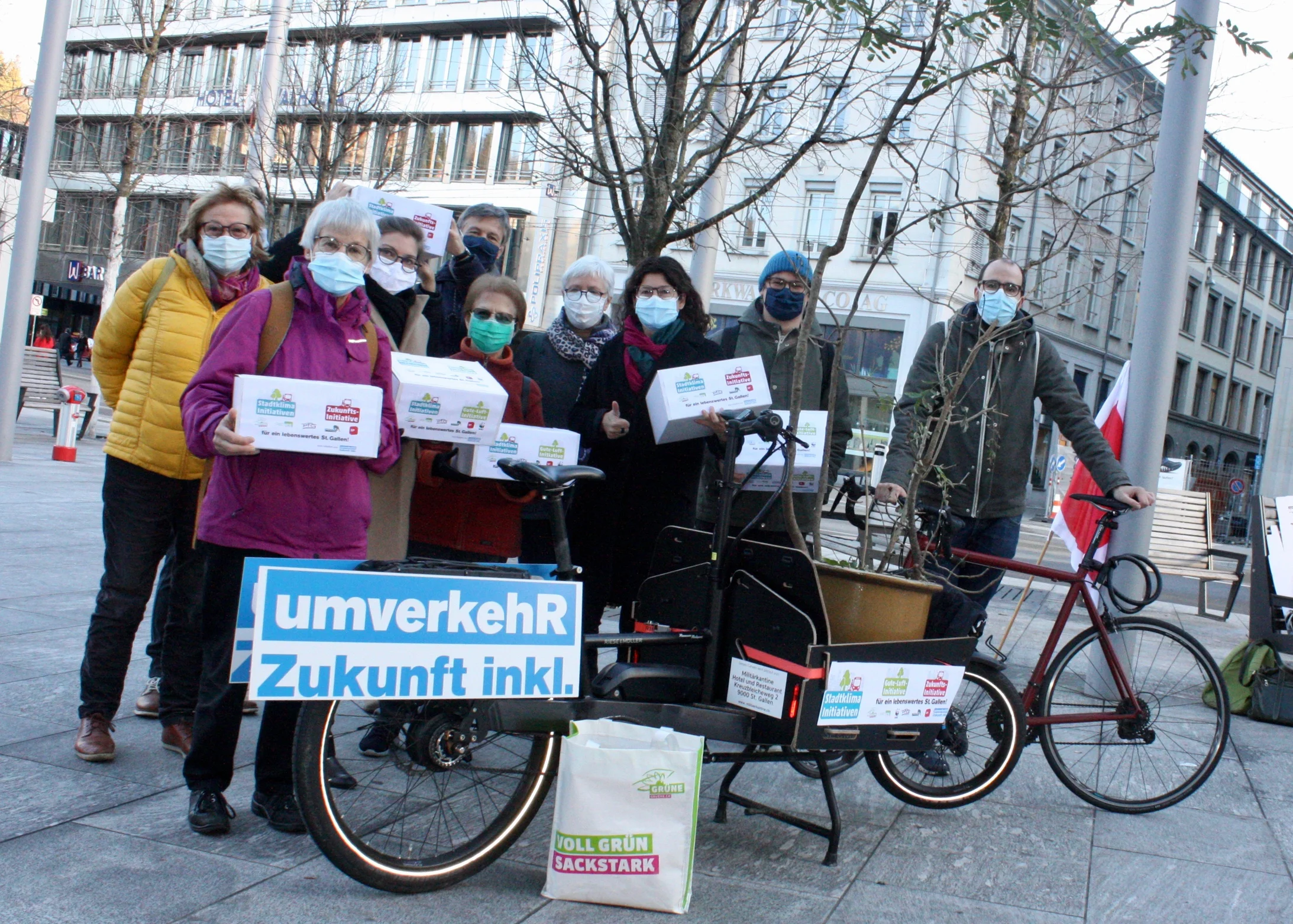 Einreichung der Stadtklima-Initiativen in St. Gallen mit Vertreterinnen und Vertretern der Partnerorganisationen Einreichung der Stadtklima-Initiativen in St. Gallen mit Vertreterinnen und Vertretern der Partnerorganisationen