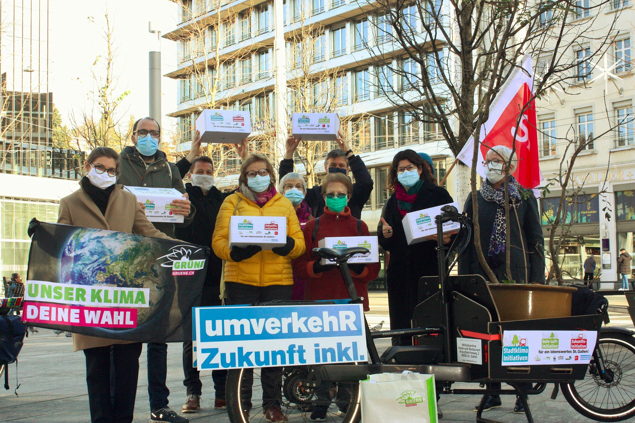 Einreichung der Stadtklima-Initiativen in St. Gallen mit Vertreterinnen und Vertretern der Partnerorganisationen Einreichung der Stadtklima-Initiativen in St. Gallen mit Vertreterinnen und Vertretern der Partnerorganisationen