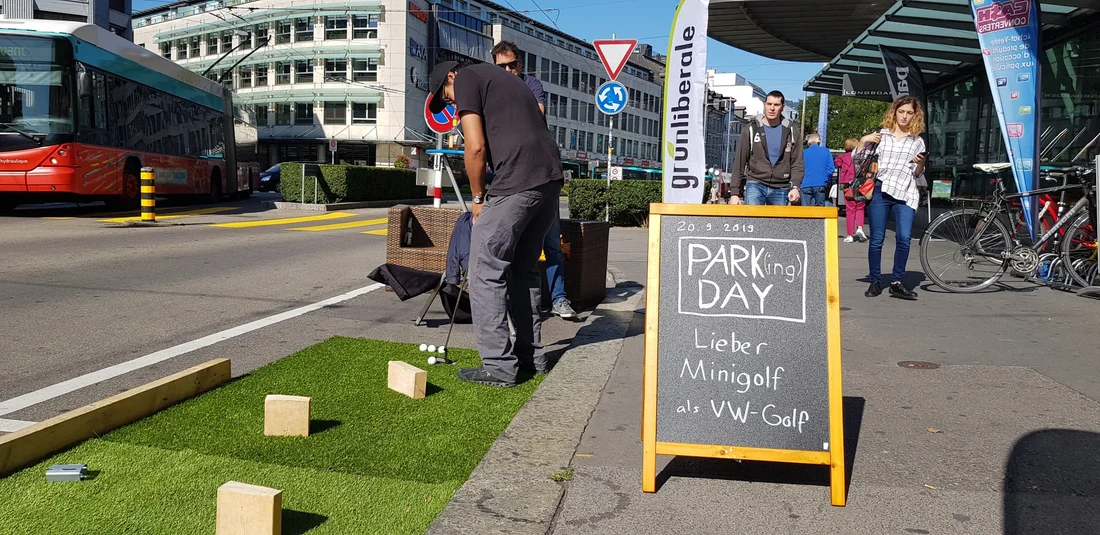 Minigolf statt VW-Golf von Jeremias und Freunden in Biel am PARK(ing) Day 2019