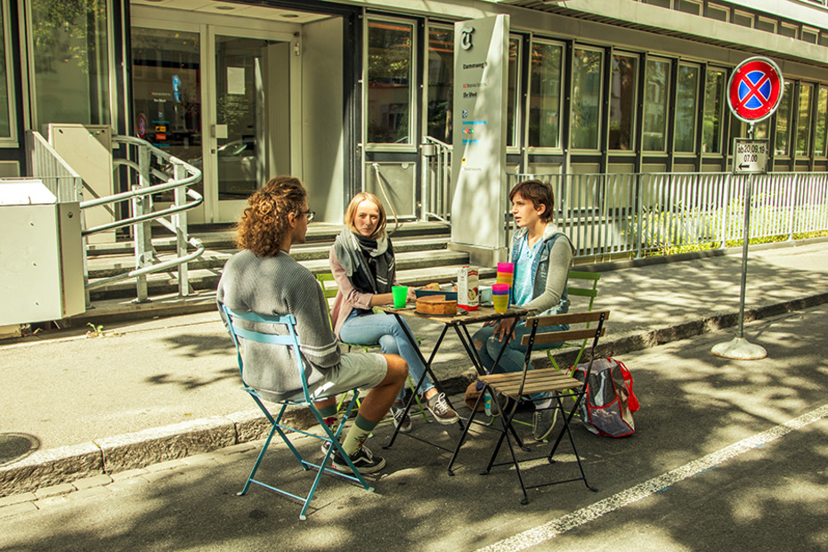 Entspannte Oase mit Liegestühlen von der Grünen Freien Liste in Bern am PARK(ing) Day 2019