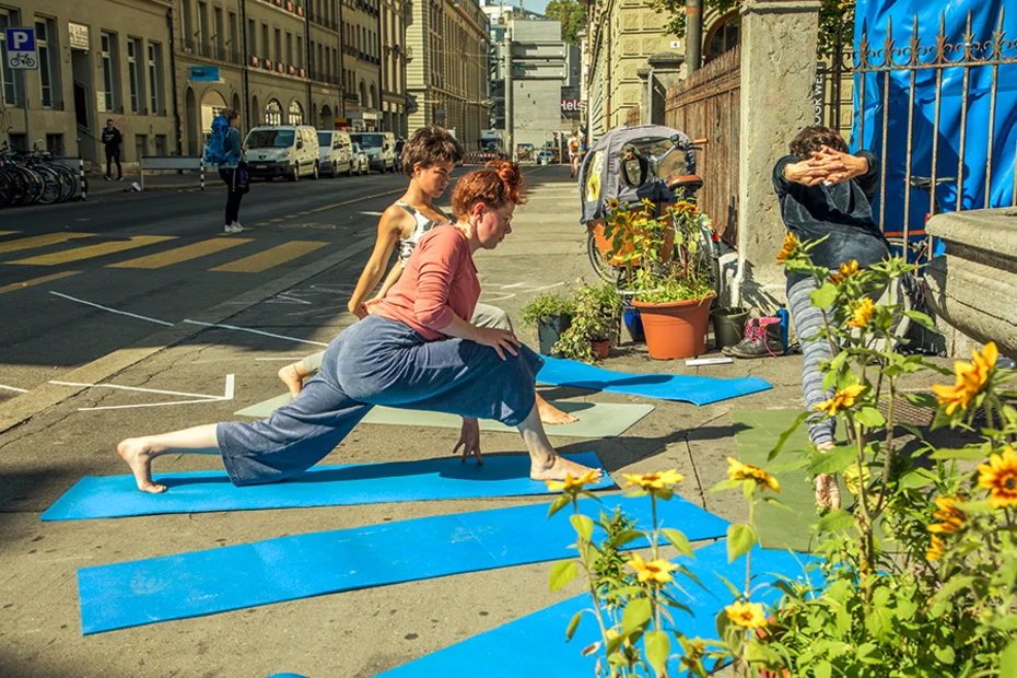 Yoga und begrünter Parkplatz zum Verweilen. Wohlfühlklima von Klimastreik in Bern am PARK(ing) Day 2019