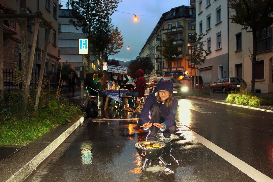 Gemütliches Abendessen statt Parkplatz! Spontane PARK(ing) Day Aktion and der Agnesstrasse in Zürich