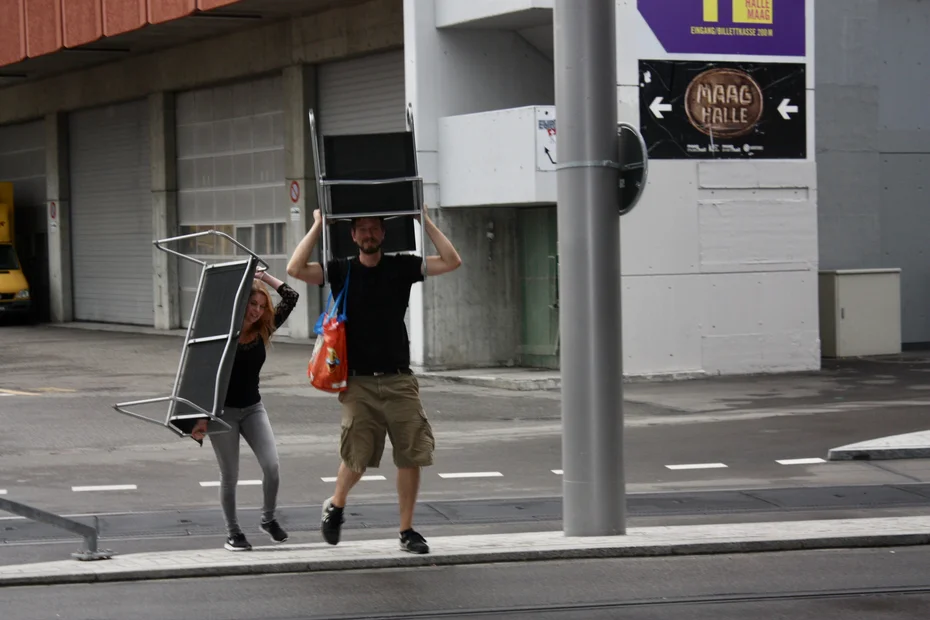 "International Dinner" statt Parkplatz! Aktion unter der Hardbrücke in Zürich