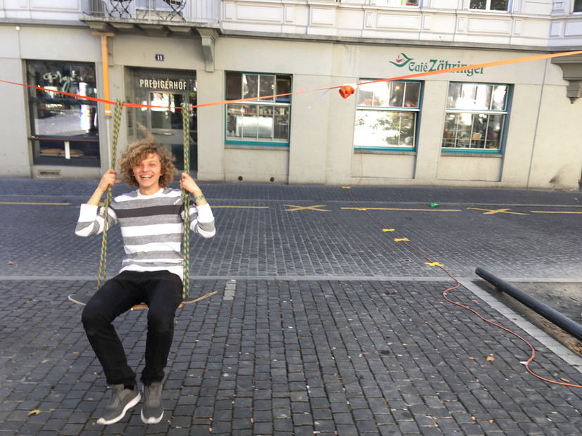 Schaukeln statt parkieren von Alex auf dem Zähringerplatz in Zürich  am PARK(ing) Day 2019