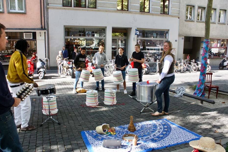 Trommeln auf dem Zähringerplatz in Zürich