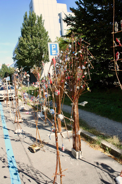 Parkplatzkunst: Abstrahierte Bäume, hergestellt aus Holz- und Drahtobjekten, sowie gebrauchten Aludosen, organisiert von F+F, Sc