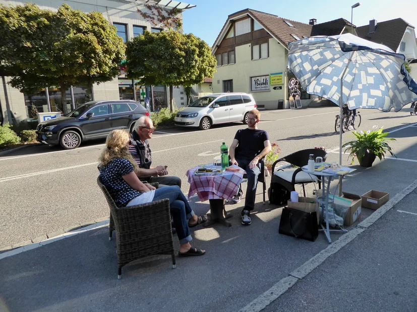 Bistro/Lounge mit Kaffee, Tee und Kuchen von Christian und Freunden in Lenzburg  am PARK(ing) Day 2019