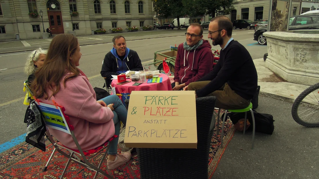 Ruheplatz statt Parkplatz am PARK(ing) Day 2017 in Glarus