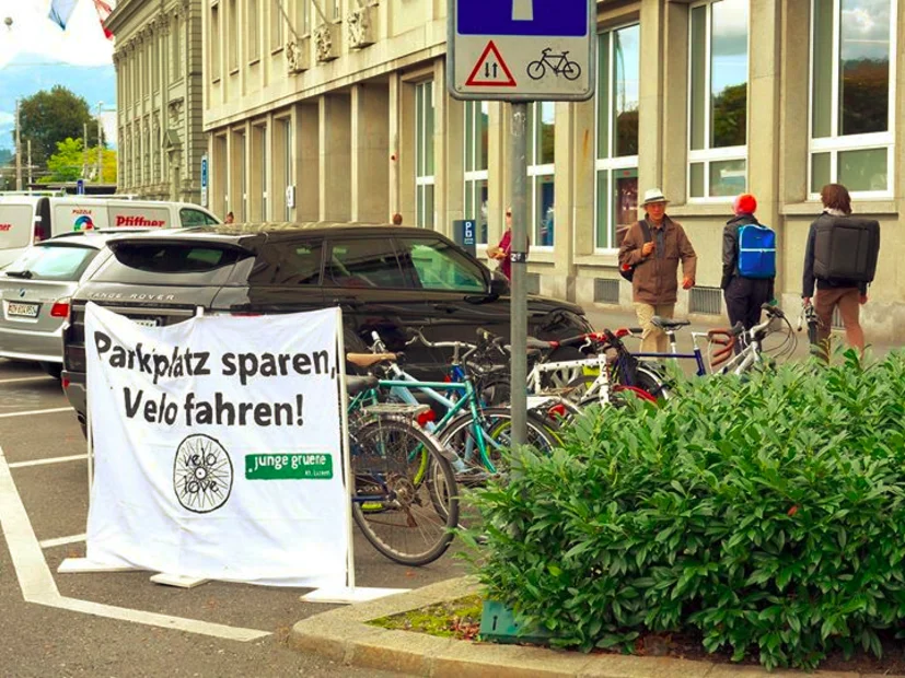 Parkplatz sparen - Velofahren! am PARK(ing) Day 2017 in Luzern