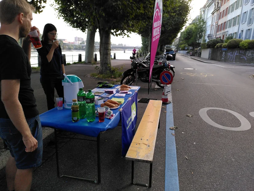 Kaffee und Kuchen am St.Alban-Rheinweg für VelopendlerInnen mit Raphael vom VCS am PARK(ing) Day 2020 in Basel