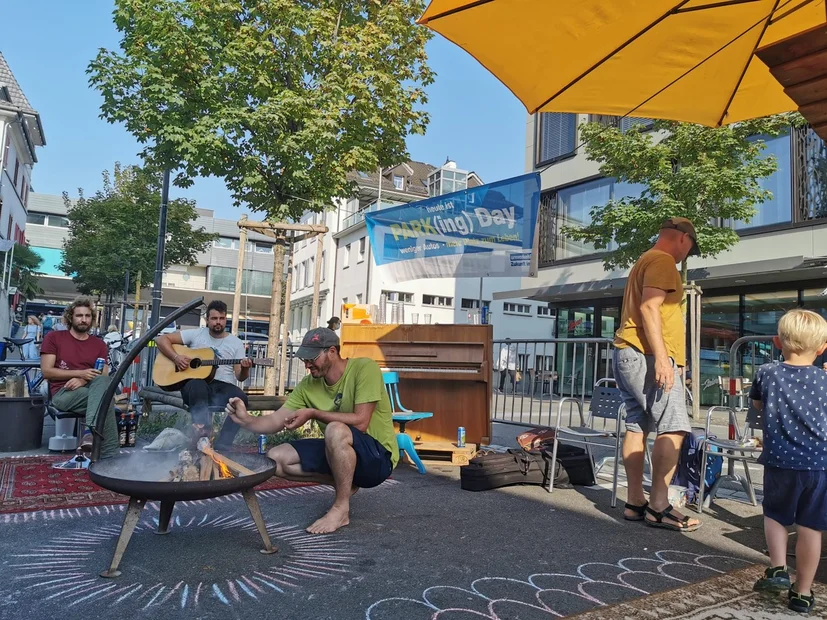 Töggeliturnier statt Parkplatz mit Antje von der Jugendarbeit der Reformierten Kirche am PARK(ing) Day 2020 in Uster