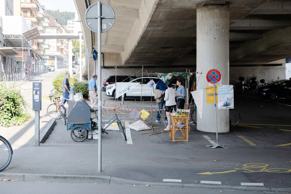 Im Outdoor- Wohnzimmer  Kaffee und Tee trinken und über die Zukunft des Quartiers diskutieren an der Lendenbergstrasse von Anton