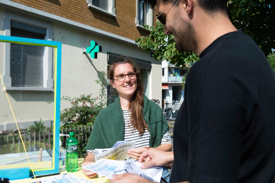 Im Outdoor- Wohnzimmer  Kaffee und Tee trinken und über die Zukunft des Quartiers diskutieren an der Lendenbergstrasse von Anton