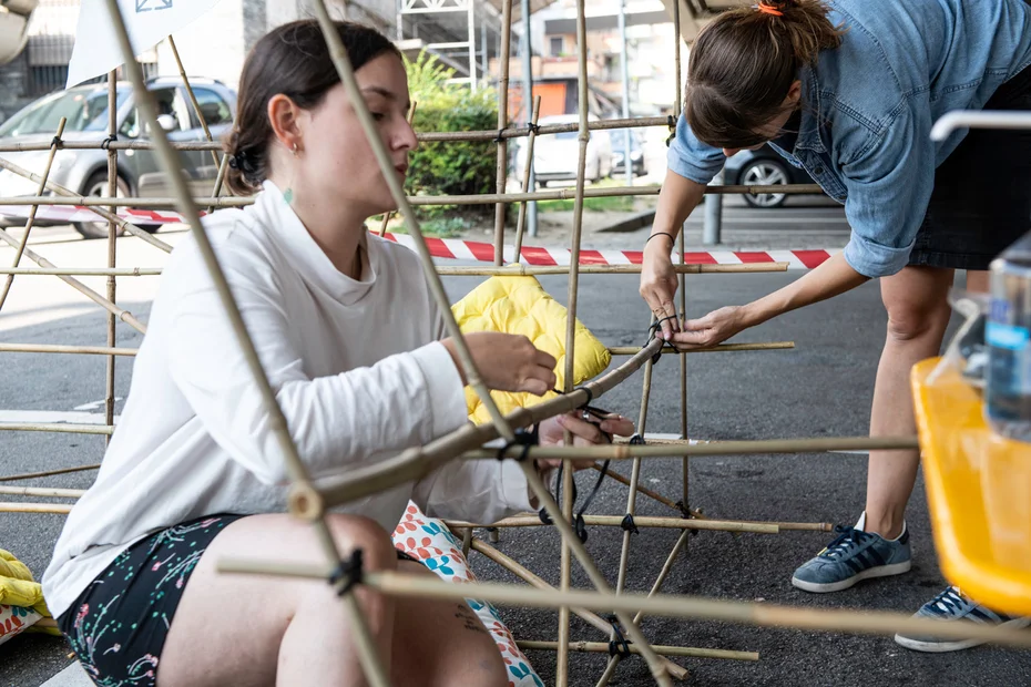 Im Outdoor- Wohnzimmer  Kaffee und Tee trinken und über die Zukunft des Quartiers diskutieren an der Lendenbergstrasse von Anton