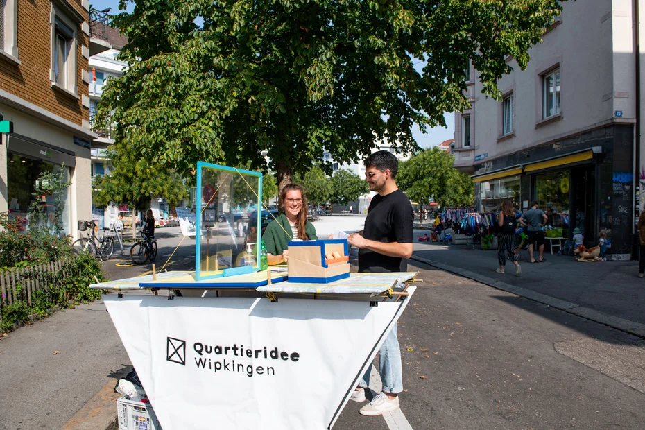 Im Outdoor- Wohnzimmer  Kaffee und Tee trinken und über die Zukunft des Quartiers diskutieren an der Lendenbergstrasse von Anton