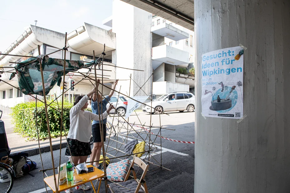 Im Outdoor- Wohnzimmer  Kaffee und Tee trinken und über die Zukunft des Quartiers diskutieren an der Lendenbergstrasse von Anton