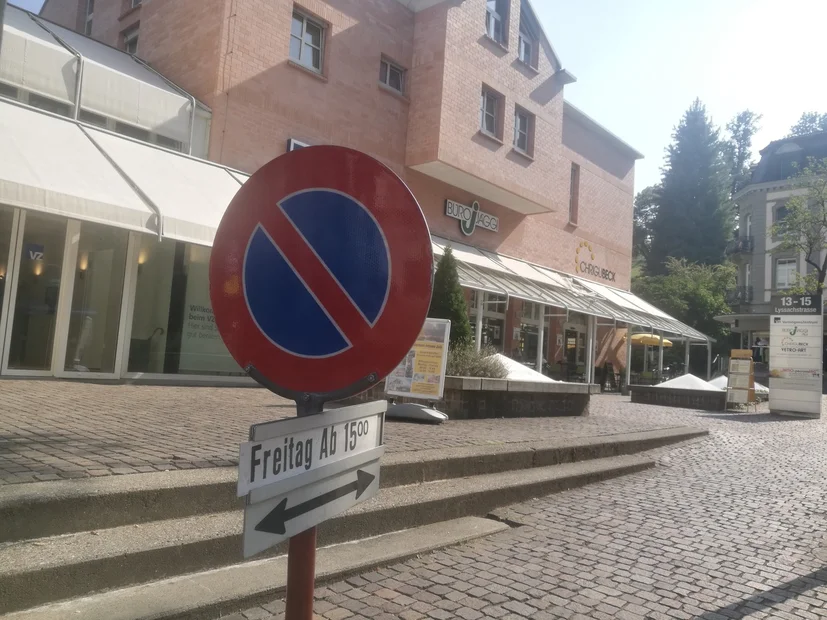 Temporäre Bepflanzung statt Parkplatz mit Christian von Pro Natura am PARK(ing) Day 2020 in Burgdorf