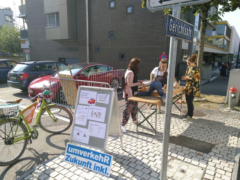 Spiele vom Spielmobil statt Parkplatz mit Philippe vom Spielmobil am PARK(ing) Day 2020 in Uster