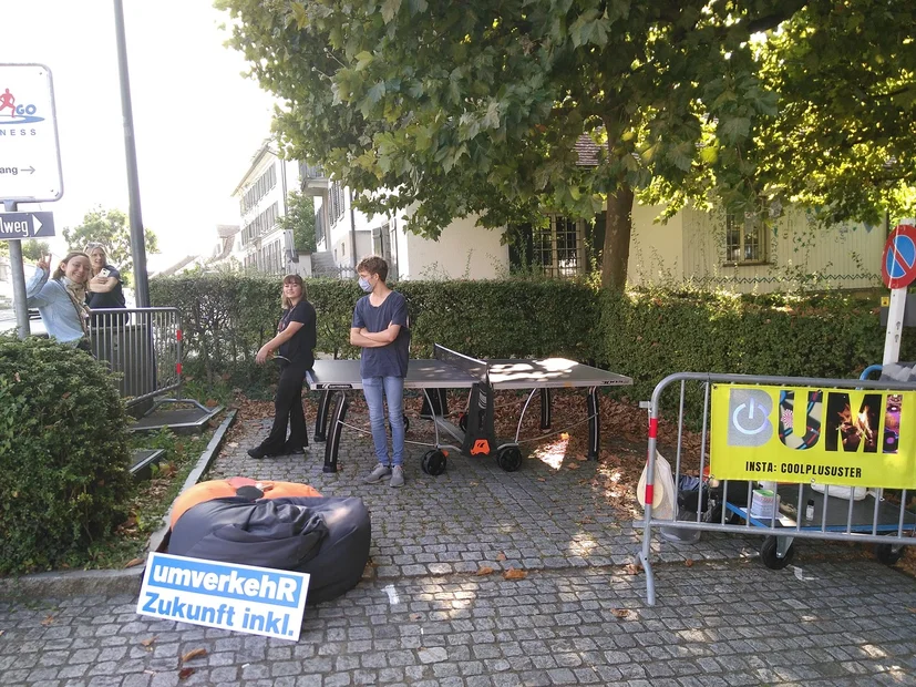 Töggeliturnier statt Parkplatz mit Antje von der Jugendarbeit der Reformierten Kirche am PARK(ing) Day 2020 in Uster