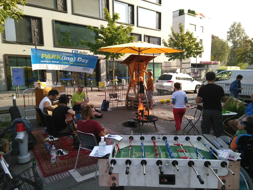 Töggeliturnier statt Parkplatz mit Antje von der Jugendarbeit der Reformierten Kirche am PARK(ing) Day 2020 in Uster