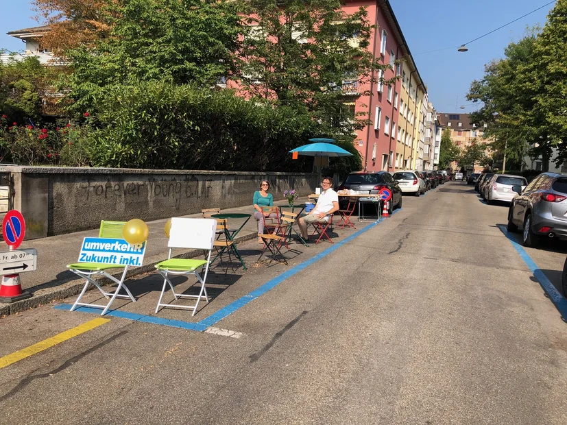 Kaffee und Gipfeli und Infos zu Aktionen im Quartier (wettstein21, Bücherschrank, Wettsteinmarkt etc.) von Norbert am PARK(ing) 