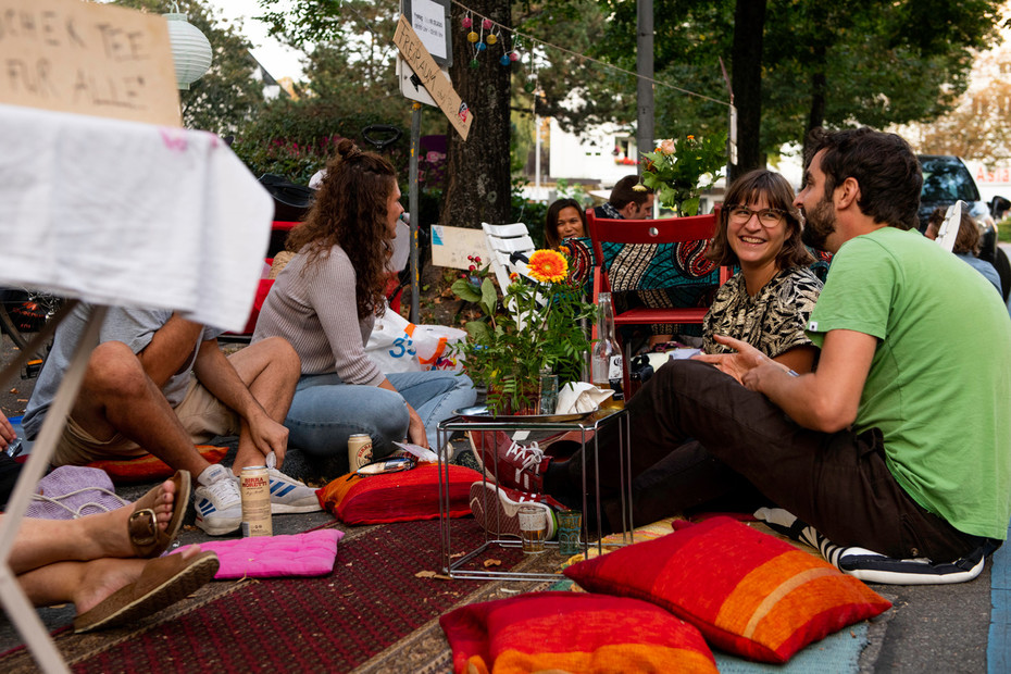 Im Outdoor- Wohnzimmer  Kaffee und Tee trinken und über die Zukunft des Quartiers diskutieren von Antonia beim Röschibachplatz am PARK(ing) Day 2020 in Zürich
