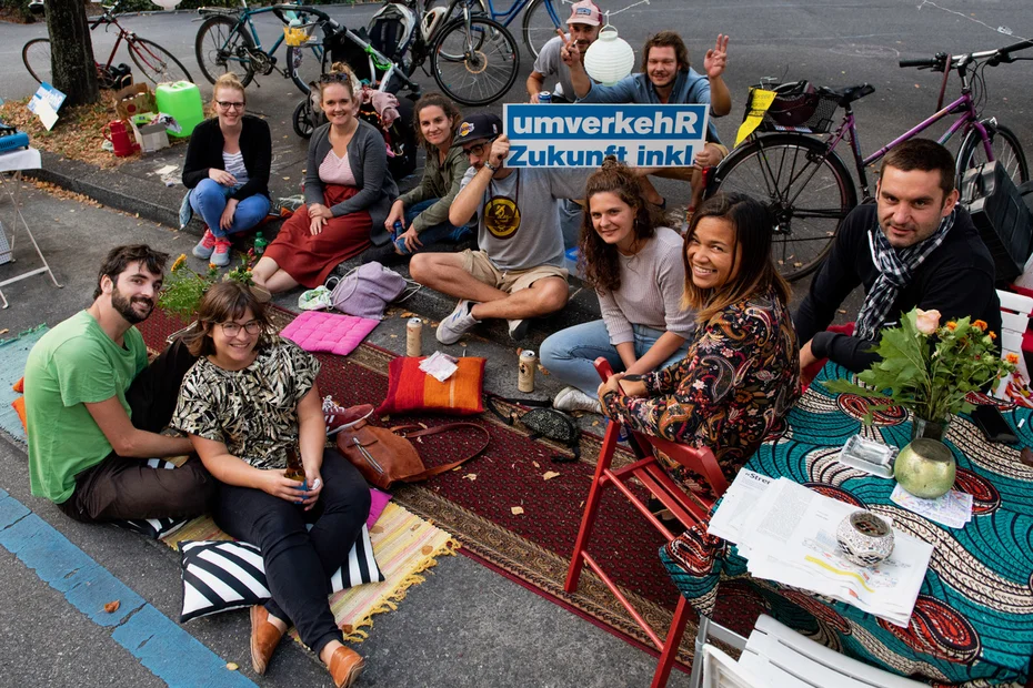 Im Outdoor- Wohnzimmer  Kaffee und Tee trinken und über die Zukunft des Quartiers diskutieren von Antonia beim Röschibachplatz am PARK(ing) Day 2020 in Zürich