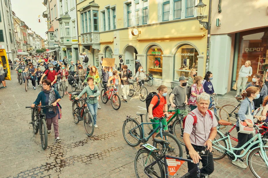 Schaffhausen kunterbunt - vielen verschiedene Aktivitäten und Demo durch die Altstadt mit dem Velo organisiert von AL Schaffhaus