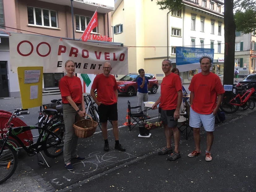 Kontakte knüpfen, Trickvelofahren, diskutieren und Wettbewerb gewinnen mit Klaus von Pro Velo Emmental am PARK(ing) Day in Burgdorf