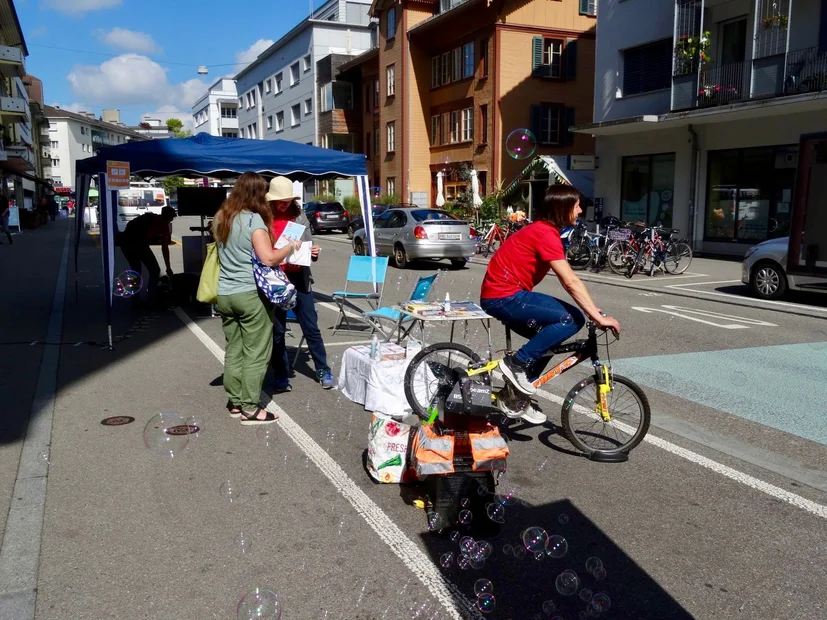 PARK(ing) Day 2021, Bern, Mittelstrasse 10. Kleines "Energie-Labor" mit Experimenten zu erneuerbaren Energien mit Mirjam von der Grünen Freien Liste (GFL) Stadt Bern