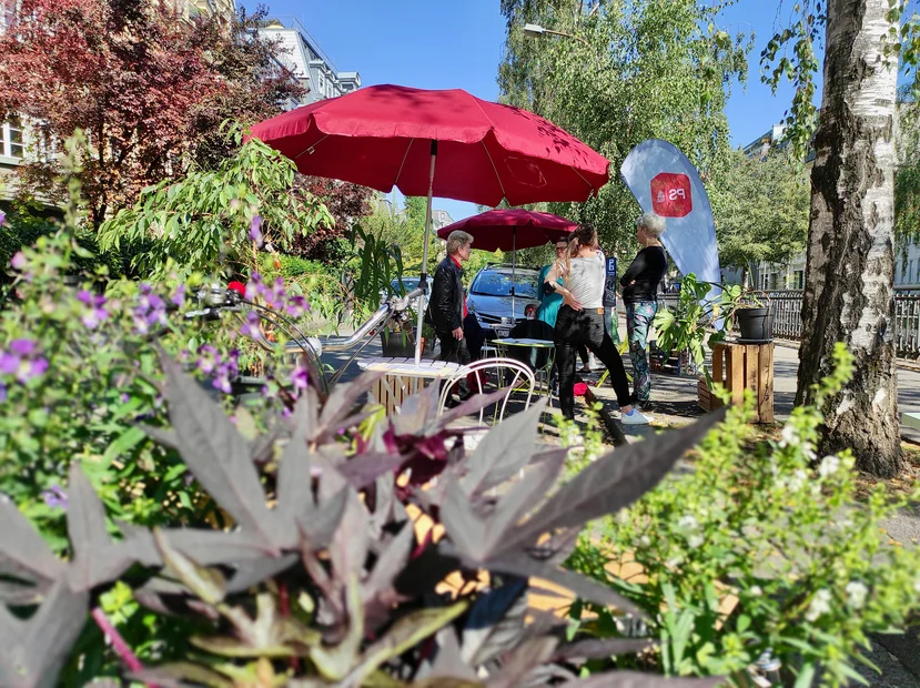 PARK(ing) Day 2021, Biel/Bienne, Unterer Quai. Diverse Inputs und Diskussionen von engagierten Menschen zum Thema "Lebensqualität durch Belebung" mit Michel von der SP/PSR Biel Bienne