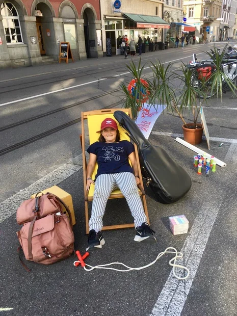 PARK(ing) Day 2021, Basel, Klybeckstrasse. Gemütliches Zusammensein, Austausch, Begegnungen, einfaches kostenloses Z’Vieri. Tisc