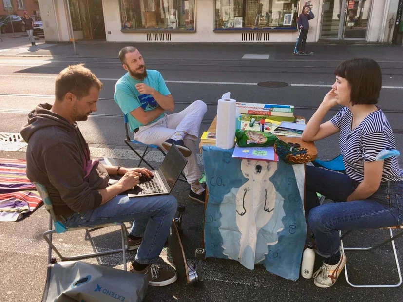 PARK(ing) Day 2021, Basel, Klybeckstrasse. Gemütliches Zusammensein, Austausch, Begegnungen, einfaches kostenloses Z’Vieri. Tisc