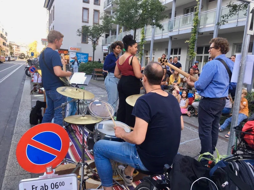 PARK(ing) Day 2021, Basel, Klybeckstrasse. Gemütliches Zusammensein, Austausch, Begegnungen, einfaches kostenloses Z’Vieri. Tisc