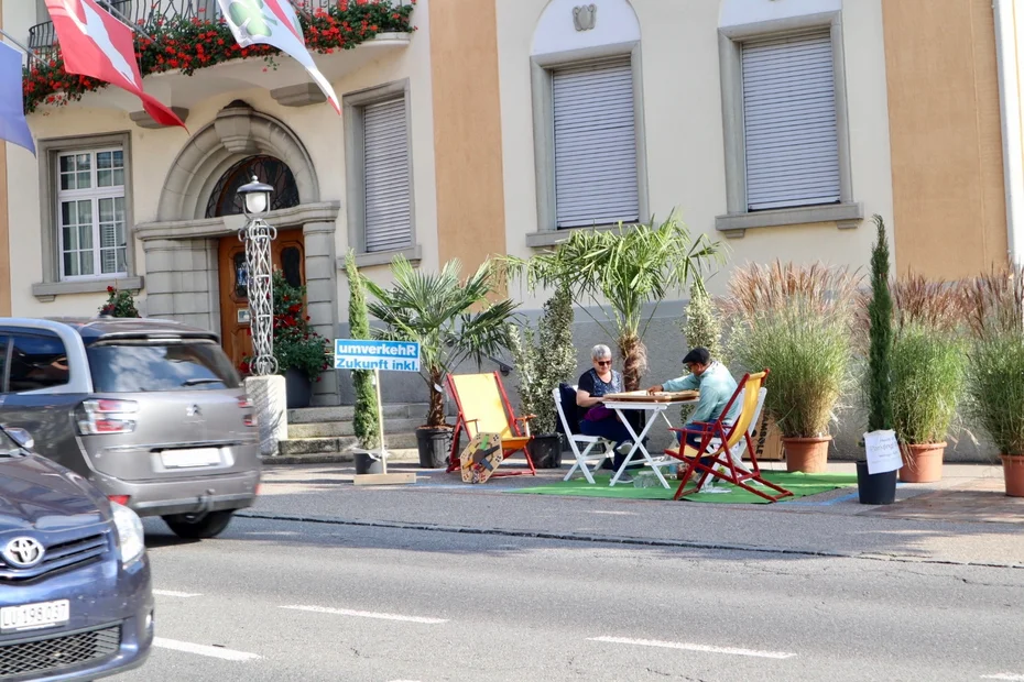 PARK(ing) Day 2021, Hochdorf, Kirchplatz/Gemeindehaus. Mehr Platz für ein attraktives Zentrum mit Barbara vom Verein Aktives Hoc