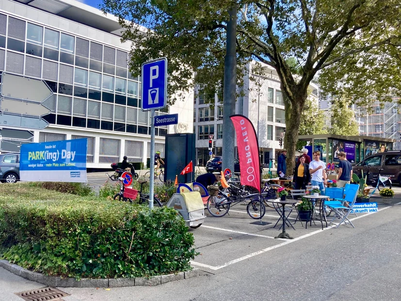 PARK(ing) Day 2021, Zug, Parkplätze unterer Postplatz, vor dem Regierungsgebäude: Seestrasse 2 Platz, Infrastruktur und Power fü