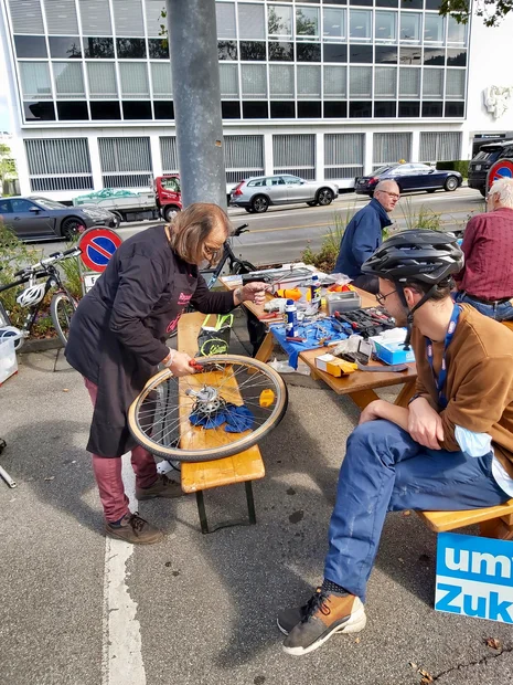 PARK(ing) Day 2021, Zug, Parkplätze unterer Postplatz, vor dem Regierungsgebäude: Seestrasse 2 Platz, Infrastruktur und Power fü