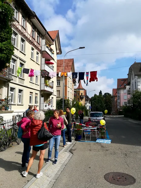 PARK(ing) Day 2021, St. Gallen, Demutstrasse. Bluemekafiparkplatz, Chill-Out-Parkplatz, Kunstparkplatz und Yoga+Spielparkplatz vom Verein Polybau