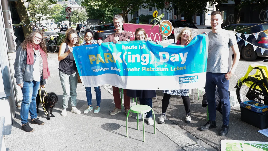 PARK(ing) Day 2021, St. Gallen, Oberer Graben. Platz da statt Mazda! Origami falten, spielen, süsse Parkplätzchen naschen mit Barbara, Arnold, Karin und Freunden