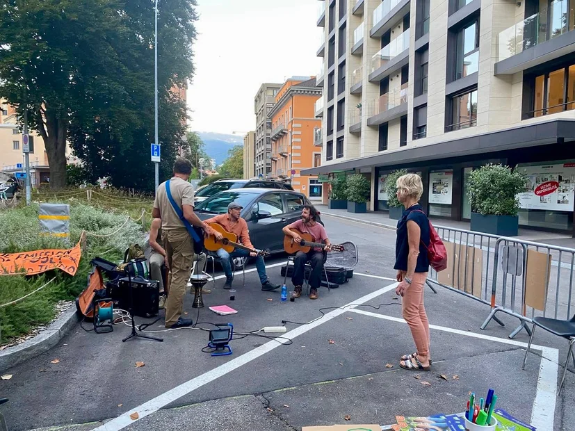 PARK(ing) Day 2021, Ticino. Musik statt Auto auf Parkplatz von Sciopero per il Clima (Klimastreik) und ATA (VCS)