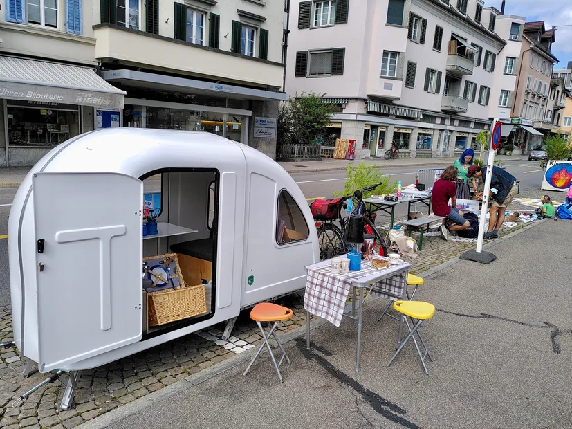 PARK(ing) Day 2021, Uster, Bahnhofstrasse 17, Busbucht RettungsspaRket Zukunftswetter mit Remy und der Klimagruppe Uster